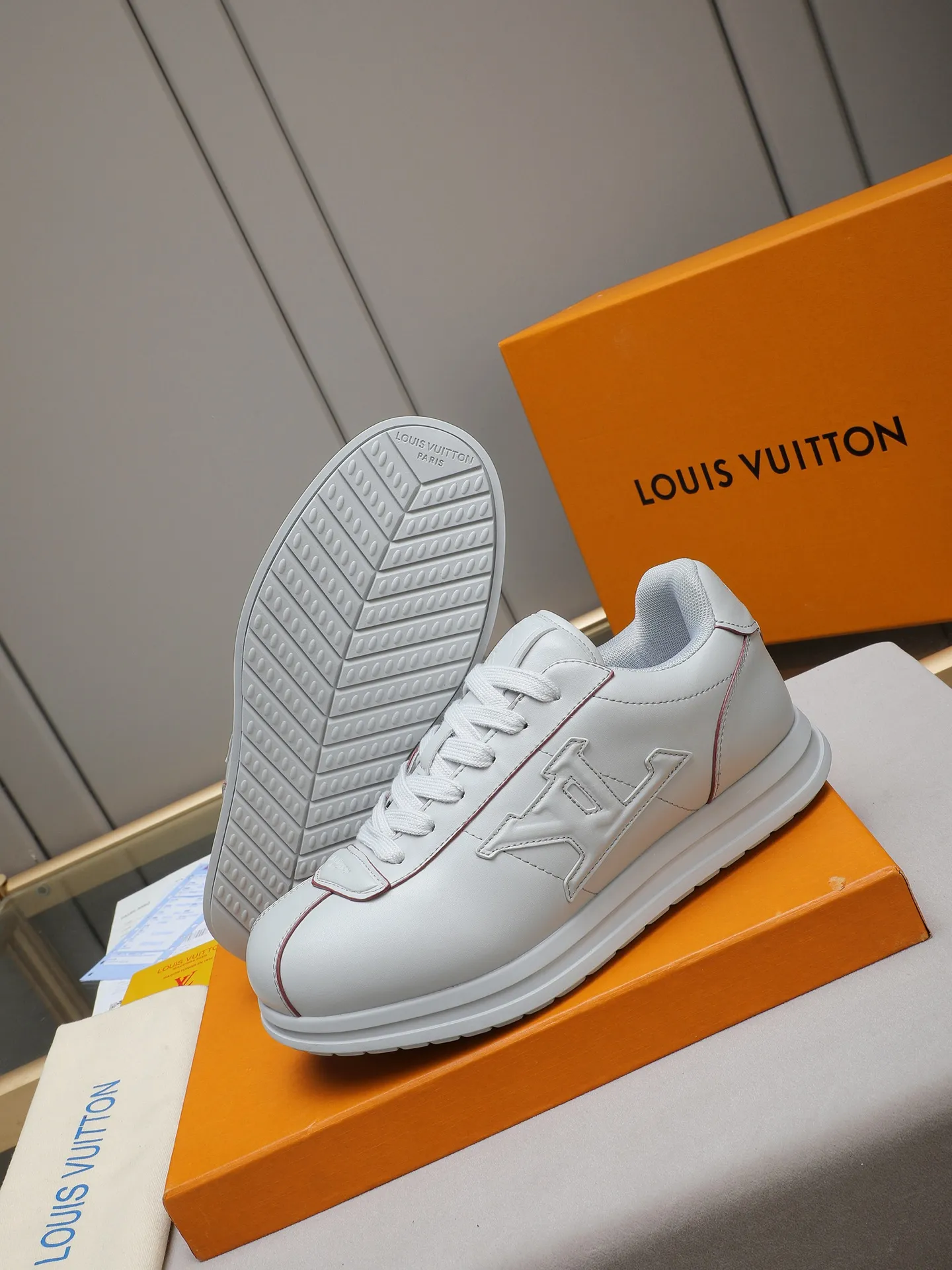 PP560 LV Louis Vuitton L Jialu Brand Runner Tatic Series Thick-soled Casual Sports Shoes Running Shoes Original purchase, development and production This LV Runner Tatic sports shoe combines technical materials such as mesh fabric and ribbons to interpret the inspiration of traditional mountaineering shoes. LV letters are written on one side, the lariat buckle of the quick lacing system is embellished with Monogram flowers and Louis Vuitton logos, and the light and wear-resistant rubber outsole completes the whole. ▪️Fabric: Original imported cowhide + mesh ▪️Inner lining: Original customized breathable mesh ▪️Sole: Original open-molded anti-slip rubber combination material ▪️Size: Men's 38-44 (customized for 45 and 46)